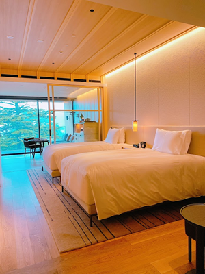 ダブルサイズのベッド2台とソファが２種類。中禅寺湖のパノラマビュー、 プライベートバルコニーは家具付き